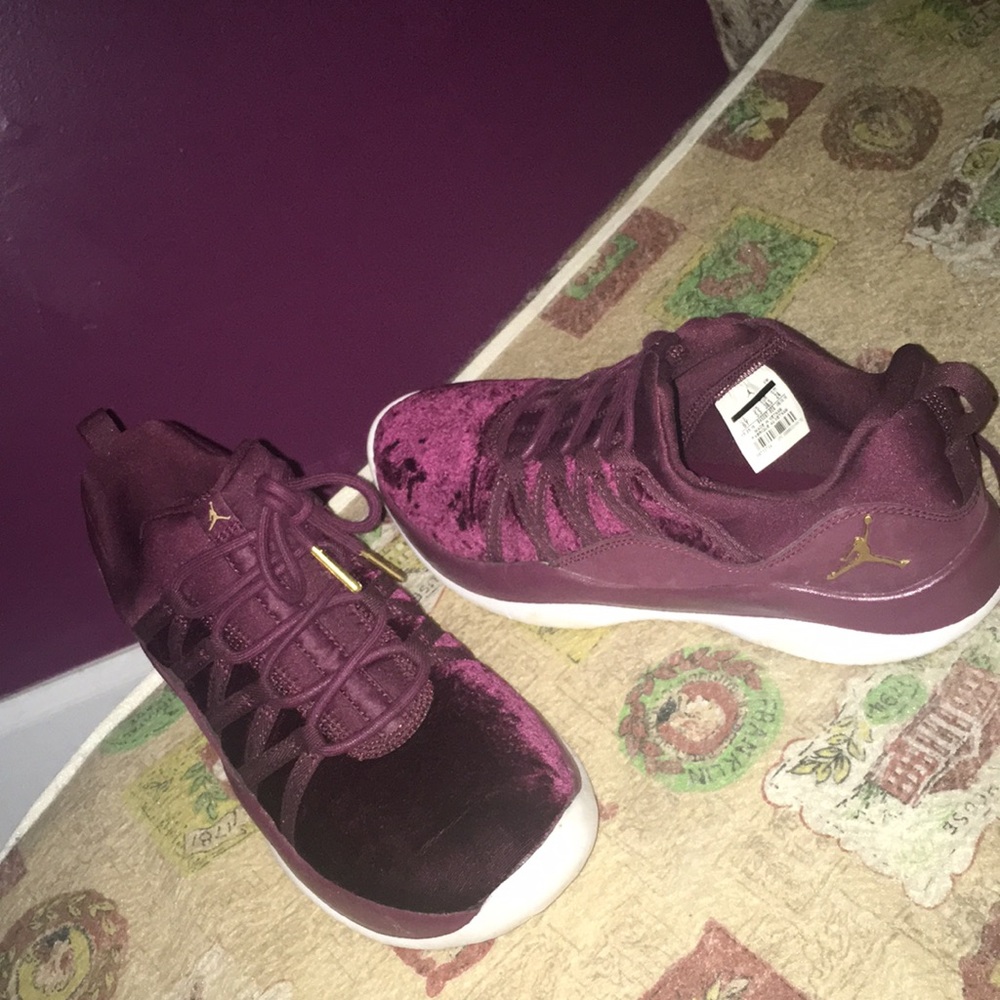 low jordans velvet 11s